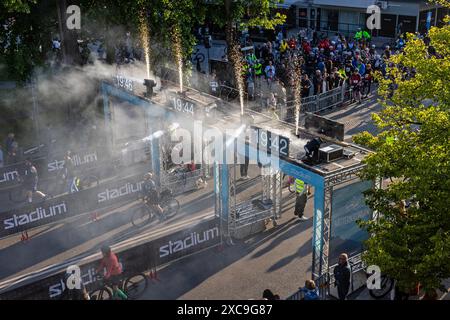 Radfahrer in Motala, Schweden, während eines der weltweit größten Freizeitradrennen, Vätternrundan, am Freitag. Stockfoto