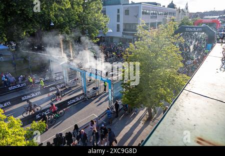 Radfahrer in Motala, Schweden, während eines der weltweit größten Freizeitradrennen, Vätternrundan, am Freitag. Stockfoto