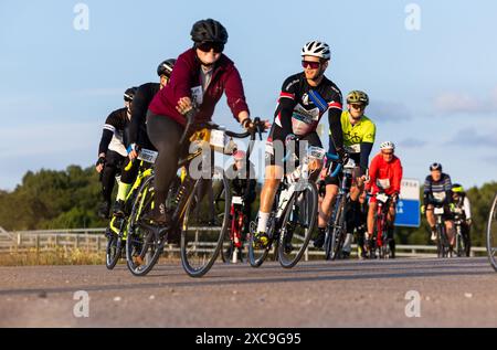 Radfahrer in Motala, Schweden, während eines der weltweit größten Freizeitradrennen, Vätternrundan, am Freitag. Stockfoto