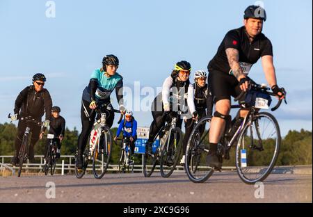 Radfahrer in Motala, Schweden, während eines der weltweit größten Freizeitradrennen, Vätternrundan, am Freitag. Stockfoto
