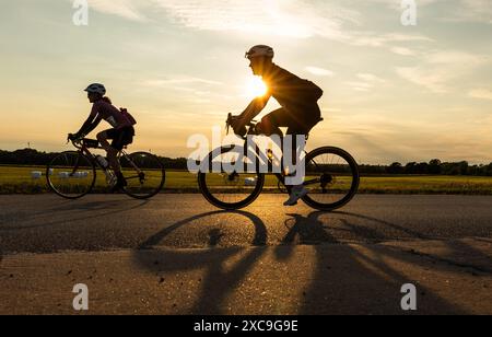 Radfahrer in Motala, Schweden, während eines der weltweit größten Freizeitradrennen, Vätternrundan, am Freitag. Stockfoto