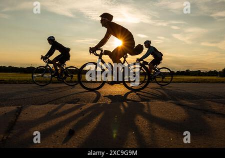 Radfahrer in Motala, Schweden, während eines der weltweit größten Freizeitradrennen, Vätternrundan, am Freitag. Stockfoto