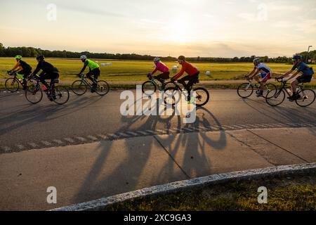 Radfahrer in Motala, Schweden, während eines der weltweit größten Freizeitradrennen, Vätternrundan, am Freitag. Stockfoto