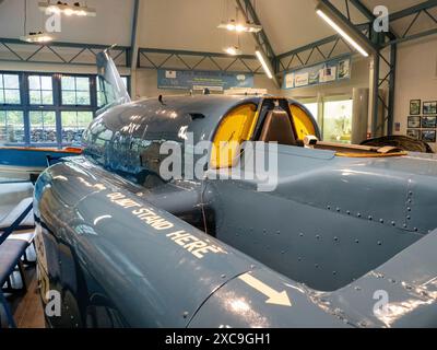 Donald Campbells restaurierter Bluebird, in dem er starb und den Weltrekord für Wassergeschwindigkeiten brach, Coniston, Lake District, Großbritannien. Stockfoto