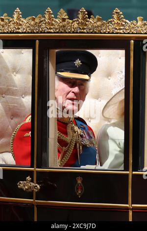 London, Großbritannien. Juni 20224. König Charles winkt den königlichen Fans während der Zeremonie „Trooping the Colour“, die heute in London stattfand. Quelle: Ed Brown/Alamy Live News Stockfoto