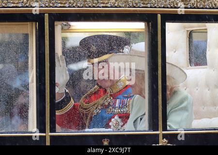 London, Großbritannien. Juni 20224. König Charles winkt den königlichen Fans während der Zeremonie „Trooping the Colour“, die heute in London stattfand. Quelle: Ed Brown/Alamy Live News Stockfoto