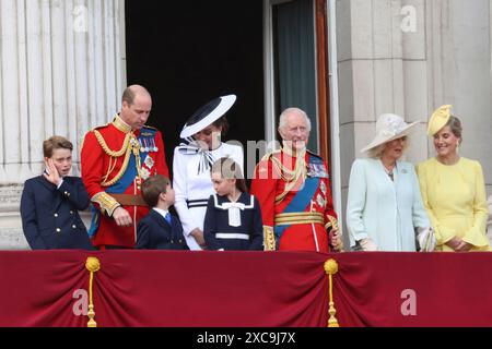 London, Großbritannien. Juni 20224. Mitglieder der königlichen Familie einschließlich William, Prinz von Wales Catherine, Prinzessin von Wales, König Charles und Königin Camilla auf dem Balkon des Buckingham Palace für die Trooping the Colour Zeremonie heute in London. Quelle: Ed Brown/Alamy Live News Stockfoto