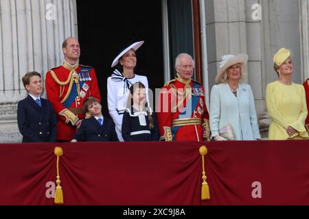 London, Großbritannien. Juni 20224. Mitglieder der königlichen Familie einschließlich William, Prinz von Wales Catherine, Prinzessin von Wales, König Charles und Königin Camilla auf dem Balkon im Buckingham Palace für die Trooping the Colour Ceremony Today in London, UK Credit: Ed Brown/Alamy Live News Stockfoto