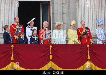 London, Großbritannien. Juni 20224. Mitglieder der königlichen Familie einschließlich William, Prinz von Wales Catherine, Prinzessin von Wales, König Charles und Königin Camilla auf dem Balkon im Buckingham Palace für die Trooping the Colour Ceremony Today in London, UK Credit: Ed Brown/Alamy Live News Stockfoto