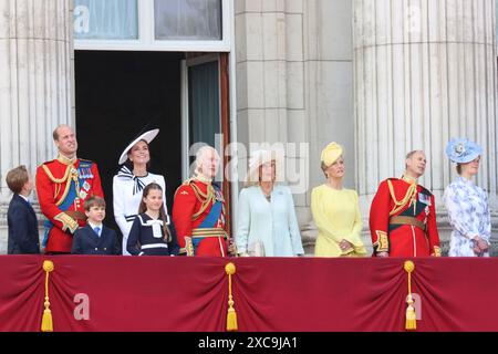 London, Großbritannien. Juni 20224. Mitglieder der königlichen Familie einschließlich William, Prinz von Wales Catherine, Prinzessin von Wales, König Charles und Königin Camilla auf dem Balkon im Buckingham Palace für die Trooping the Colour Ceremony Today in London, UK Credit: Ed Brown/Alamy Live News Stockfoto