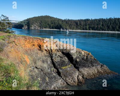 WA25318-00...WASHINGTON - Deception Pass und die Deception Pass Bridge, im Deception Pass State Park. Stockfoto