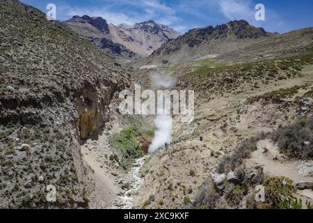 Colca Canyon, Peru - 7. Dezember 2023: Dampf steigt aus dem vulkanischen Pinchollo Geysir im Colca Valley auf Stockfoto