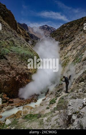 Colca Canyon, Peru - 7. Dezember 2023: Dampf steigt aus dem vulkanischen Pinchollo Geysir im Colca Valley auf Stockfoto