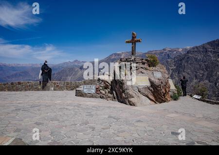 Colca Canyon, Peru - 7. Dezember 2023: Ein Künstler, der als Andenkondor verkleidet ist, um Touristen am Aussichtspunkt Mirador Cruz del Condor zu unterhalten Stockfoto