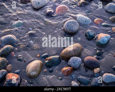 WA25340-00...WASHINGTON - bunte Strandfelsen am West Point an der Rosario Strait im Deception Pass State Park. Stockfoto