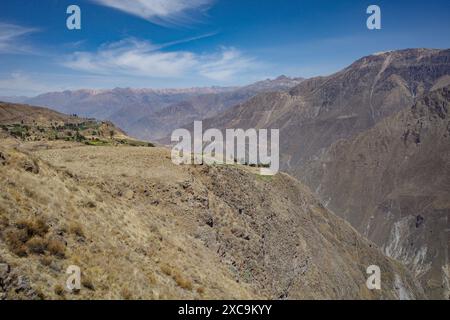 Colca Canyon, Peru - 7. Dezember 2023: Panoramablick auf den Colca Canyon vom Aussichtspunkt Mirador Cruz del Condor Stockfoto