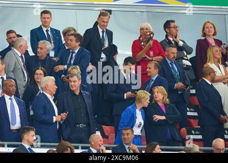 Sir Alex Ferguson und Jose Mourinho, Dieter REITER, Oberbuergermeister Stadt München Markus Soeder, Soeder, bayerischer Ministerpräsident, Ministerpräsident, Bayern, CSU, Politiker, Manuela Schwesig, Vorsitzende der SPD Mecklenburg-Vorpommern, Ministerpraesidentin des Landes Mecklenburg-Vorpommern, Claudia Roth, Cem Oezdemir, im Gruppenspiel DEUTSCHLAND - SCHOTTLAND 5-1 der UEFA-Europameisterschaften 2024 am 14. Juni 2024 in München. Fotograf: ddp Images/STAR-Images Credit: ddp Media GmbH/Alamy Live News Stockfoto