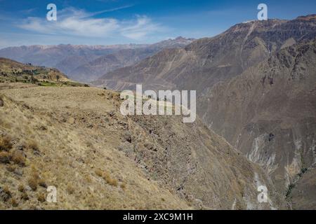 Colca Canyon, Peru - 7. Dezember 2023: Panoramablick auf den Colca Canyon vom Aussichtspunkt Mirador Cruz del Condor Stockfoto