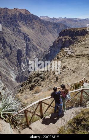 Colca Canyon, Peru - 7. Dezember 2023: Panoramablick auf den Colca Canyon vom Aussichtspunkt Mirador Cruz del Condor Stockfoto