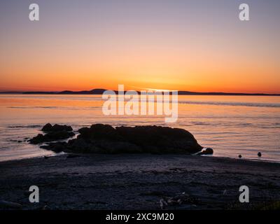 WA25343-00...WASHINGTON - nach dem Sonnenuntergang leuchten Sie über der Rosario Straße und der Juan de Fuca Straße von West Point am Depection Pass State Park. Stockfoto