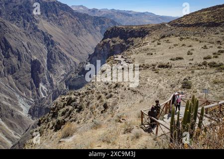 Colca Canyon, Peru - 7. Dezember 2023: Panoramablick auf den Colca Canyon vom Aussichtspunkt Mirador Cruz del Condor Stockfoto