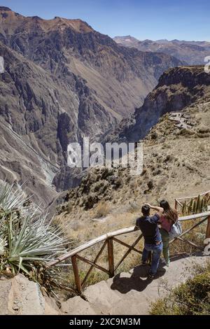 Colca Canyon, Peru - 7. Dezember 2023: Panoramablick auf den Colca Canyon vom Aussichtspunkt Mirador Cruz del Condor Stockfoto