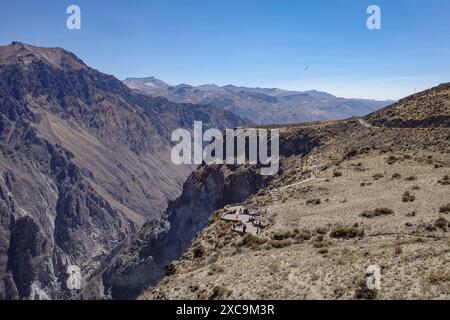 Colca Canyon, Peru - 7. Dezember 2023: Panoramablick auf den Colca Canyon vom Aussichtspunkt Mirador Cruz del Condor Stockfoto