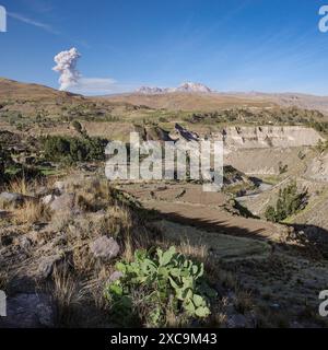 Colca Canyon, Peru - 7. Dezember 2023: Panoramablick auf das Colca-Tal und den aktiven Sabancaya-Vulkan Stockfoto