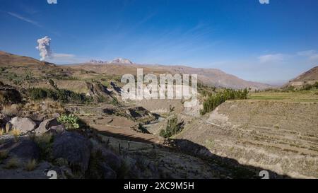 Colca Canyon, Peru - 7. Dezember 2023: Panoramablick auf das Colca-Tal und den aktiven Sabancaya-Vulkan Stockfoto