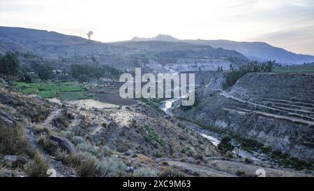 Colca Canyon, Peru - 7. Dezember 2023: Panoramablick auf das Colca-Tal und den aktiven Sabancaya-Vulkan Stockfoto