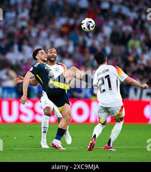 ChÃ Adams Scotland, Jonathan Tah Germany und Ilkay Gündogan Germany kaempfen um den Ball, UEFA EURO 2024 - Gruppe A, Deutschland gegen Schottland, Fussball Arena München am 14. Juni 2024 in München, Deutschland. Foto von Silas Schueller/DeFodi Images ChÃ Adams Scotland, Jonathan Tah Germany und Ilkay Gündogan Germany kämpfen um den Ball, UEFA EURO 2024 - Gruppe A, Deutschland gegen Schottland, München Football Arena am 14. Juni 2024 in München. Foto: Silas Schueller/DeFodi Images Defodi-738 738 GERSCO 20240614 238 *** ChÃ Adams Schottland, Jonathan Tah Deutschland und Ilkay Gündogan Deutschland kämpfen um die BA Stockfoto