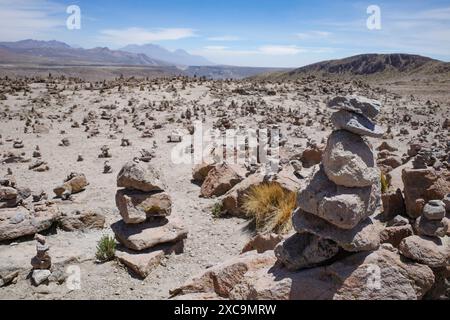 Arequipa, Peru - 5. Dezember 2023: Mirador de Los Volcanes (Aussichtspunkt des Vulkans) in den peruanischen Anden zwischen Arequipa und Colca Stockfoto