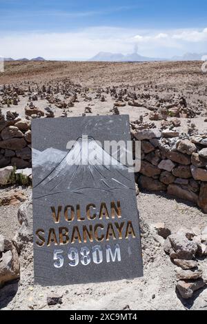 Arequipa, Peru - 5. Dezember 2023: Mirador de Los Volcanes (Aussichtspunkt des Vulkans) in den peruanischen Anden zwischen Arequipa und Colca Stockfoto