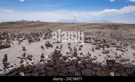 Arequipa, Peru - 5. Dezember 2023: Mirador de Los Volcanes (Aussichtspunkt des Vulkans) in den peruanischen Anden zwischen Arequipa und Colca Stockfoto