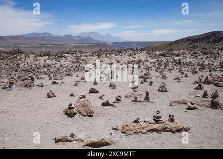 Arequipa, Peru - 5. Dezember 2023: Mirador de Los Volcanes (Aussichtspunkt des Vulkans) in den peruanischen Anden zwischen Arequipa und Colca Stockfoto