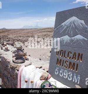 Arequipa, Peru - 5. Dezember 2023: Mirador de Los Volcanes (Aussichtspunkt des Vulkans) in den peruanischen Anden zwischen Arequipa und Colca Stockfoto