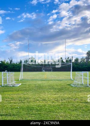 Mehrzweck-Sportplatz mit Fußball- und Fußballzielen Stockfoto