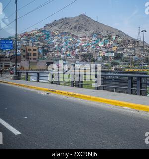 Lima, Peru - 3. Dezember 2023: Farbenfrohe Häuser auf dem Cerro San Cristobal, Lima, Peru Stockfoto