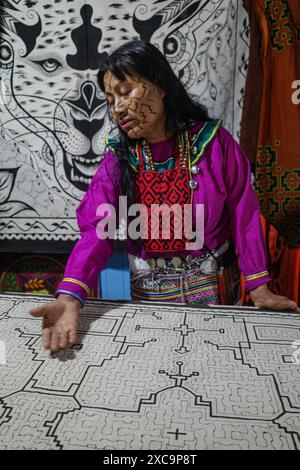 Lima, Peru - 3. Dezember 2023: Die Amazonaskünstlerin Wilma Maynas aus der Amazonasgemeinschaft Shipibo Konibo in ihrem Haus in Lima, Peru Stockfoto