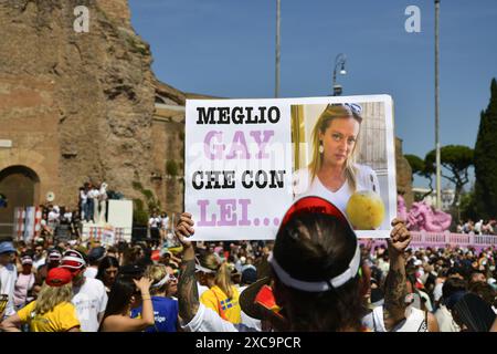 Rom, Italien. Juni 2024. Rom - Banner, die während der jährlichen Pride Parade in den Straßen von Rom gezeigt werden, Redaktion nur Verwendung Credit: Independent Photo Agency/Alamy Live News Stockfoto