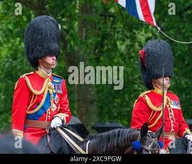 London, Großbritannien, 15. Juni 2024. Prinz William, Prinz von Wales kehrt nach der Zeremonie „Trooping the Colour“ zu Pferd durch starken Regen zum Buckingham Palace zurück. Trooping the Colour findet jedes Jahr statt, um den offiziellen Geburtstag des Monarchen zu feiern. Dieses Jahr war es die Zeit der irischen Garde, ihre Farbe zu truppen. Die Prozession von und zu Horse Guards Parade verläuft entlang der Mall. Quelle: MartinJPalmer/Alamy Live News Stockfoto