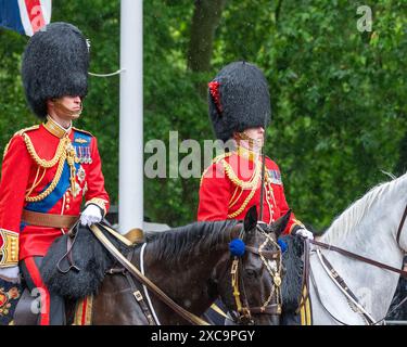 London, Großbritannien, 15. Juni 2024. Prinz William, Prinz von Wales kehrt nach der Zeremonie „Trooping the Colour“ zu Pferd durch starken Regen zum Buckingham Palace zurück. Trooping the Colour findet jedes Jahr statt, um den offiziellen Geburtstag des Monarchen zu feiern. Dieses Jahr war es die Zeit der irischen Garde, ihre Farbe zu truppen. Die Prozession von und zu Horse Guards Parade verläuft entlang der Mall. Quelle: MartinJPalmer/Alamy Live News Stockfoto