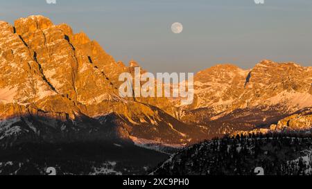 Mond und Berge vom passo Giau Stockfoto