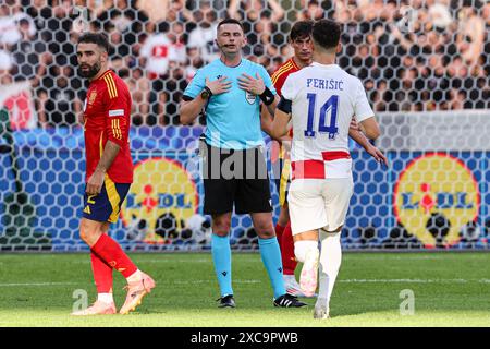 BERLIN, DEUTSCHLAND - 15. JUNI: Schiedsrichter Michael Oliver unterzeichnet das Tor beim Spiel der Gruppe B - UEFA EURO 2024 zwischen Spanien und Kroatien im Olympiastadion am 15. Juni 2024 in Berlin. (Foto: Peter Lous/BSR Agency) Stockfoto