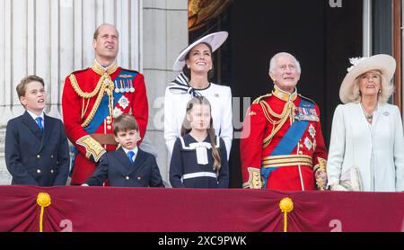 London, Großbritannien. Juni 2024. Während der Trooping the Colour im Buckingham Palace, Prinz Louis, Catherine, Prinz George, Prinzessin Charlotte, Prinzessin von Wales, Prinz William, Prinz von Wales, König Karl III. und Königin Camilla. Fotografiert von Credit: Michael Tubi/Alamy Live News Stockfoto