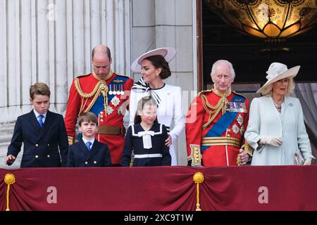 Buckingham Palace, London, Großbritannien. Juni 2024. Prinz William, Catherine Prinzessin von Wales, Prinz George, Prinzessin Charlotte, Prinz Louis, König Karl III. Und Königin Camilla fotografierten auf dem Palastbalkon nach Trooping of the Colour. Trooping the Colour ist eine traditionelle Parade zum offiziellen Geburtstag des britischen Souveräns. In diesem Jahr wurden die Farben von der Irish Guards besetzt. Foto von Julie Edwards./Alamy Live News Stockfoto