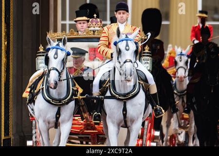 Buckingham Palace, London, Großbritannien. Juni 2024. König Karl III. Und Königin Camilla fotografierten das Verlassen des Palastes und den Weg zum Paradeplatz beim Trooping of the Colour. Trooping the Colour ist eine traditionelle Parade zum offiziellen Geburtstag des britischen Souveräns. In diesem Jahr wurden die Farben von der Irish Guards besetzt. Foto von Julie Edwards./Alamy Live News Stockfoto