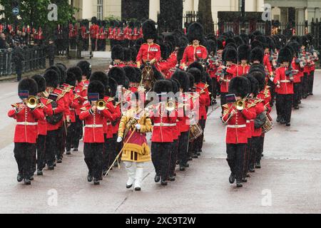 Buckingham Palace, London, Großbritannien. Juni 2024. Atmosphäre bei Trooping of the Colour. Trooping the Colour ist eine traditionelle Parade zum offiziellen Geburtstag des britischen Souveräns. In diesem Jahr wurden die Farben von der Irish Guards besetzt. Foto von Julie Edwards./Alamy Live News Stockfoto