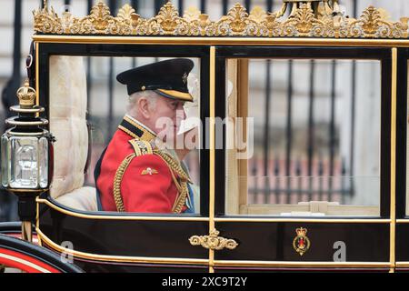 Buckingham Palace, London, Großbritannien. Juni 2024. König Karl III. Und Königin Camilla fotografierten das Verlassen des Palastes und den Weg zum Paradeplatz beim Trooping of the Colour. Trooping the Colour ist eine traditionelle Parade zum offiziellen Geburtstag des britischen Souveräns. In diesem Jahr wurden die Farben von der Irish Guards besetzt. Foto von Julie Edwards./Alamy Live News Stockfoto