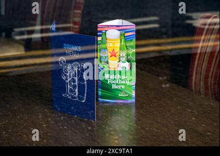 Heineken 0,0 Bier ohne Alkohol in einem Pub Window, Schottland, Großbritannien, Europa Stockfoto